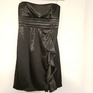 ⭐️3/$15⭐️ Strapless Ruffled Dress